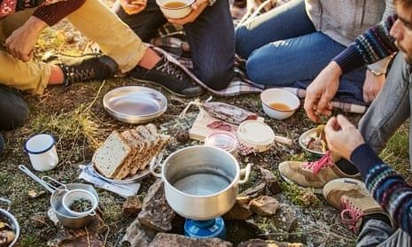 Festivalgjengere lager enkel mat og spiser sammen utendørs